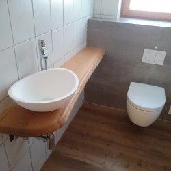 Kundenprojekt: Zulaufende Waschtischplatte für Gäste-WC!
